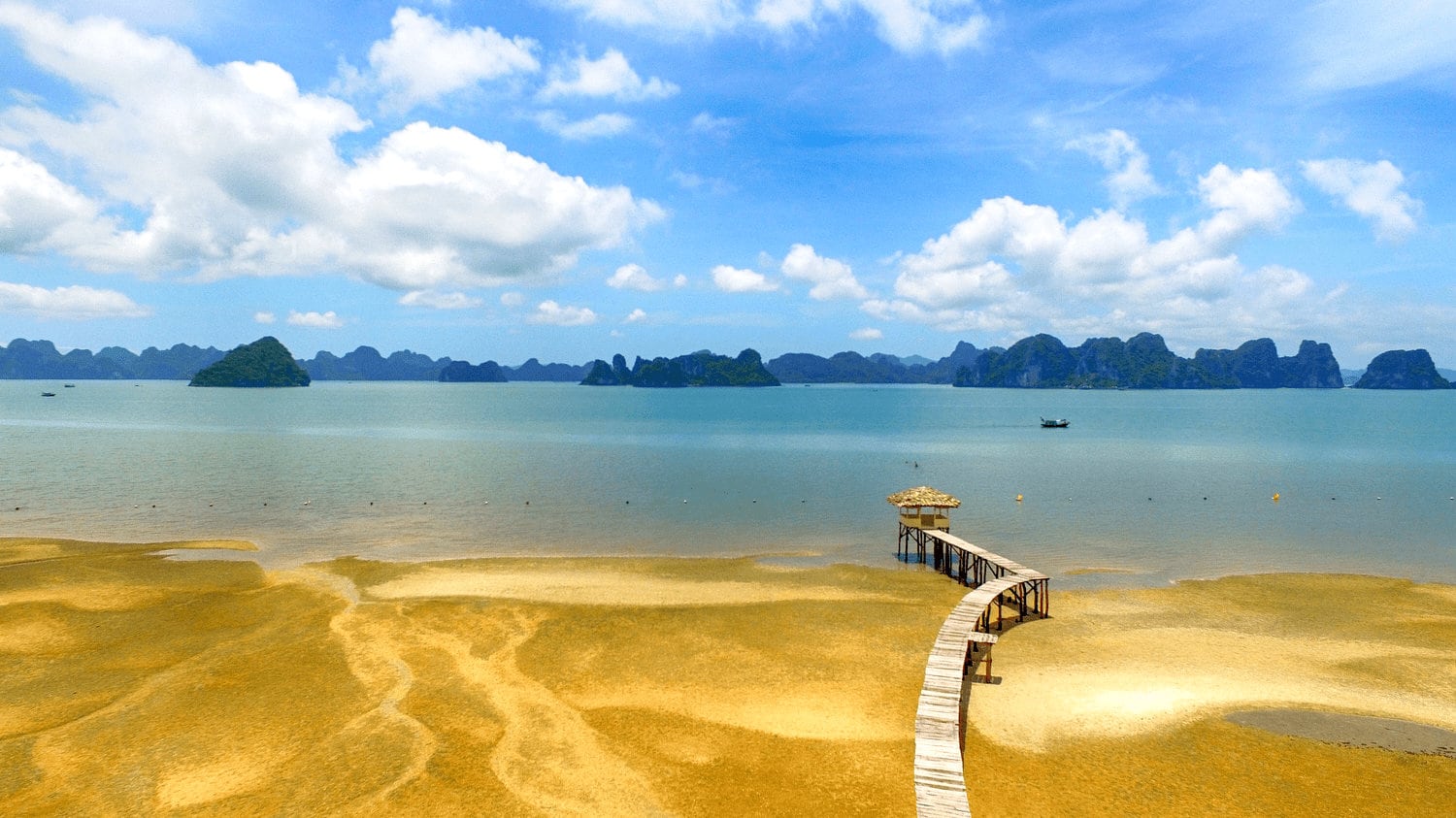 Vẻ đẹp hoang sơ của biển Vân Đồn